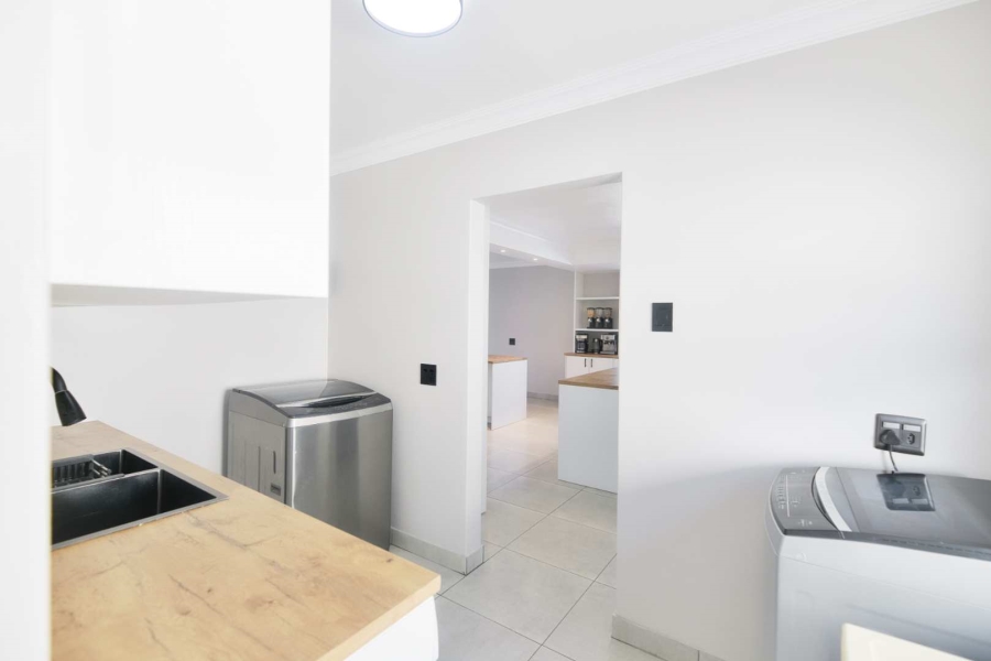9 Bedroom Property for Sale in Westcliff Western Cape